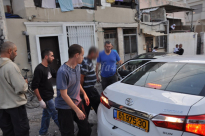 بالفيديو والصور: اعتقال أب وابنائه الثلاثة في مداهمة للشرطة لاحد البيوت العربية في العجمي